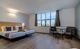 Hall of Oyo Townhouse 042 Urvashi Theatre Photo Hall of Oyo Townhouse 042 Urvashi Theatre Photo